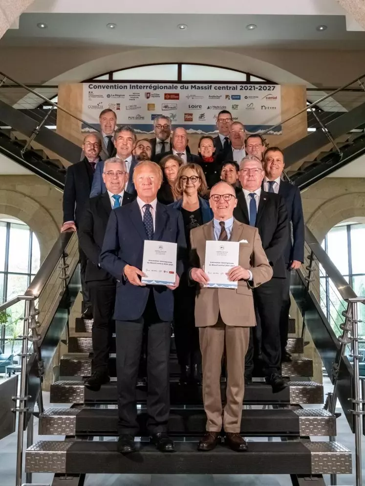 La signature de la convention interrégionale du Massif central s’est déroulée en Corrèze en présence notamment de Brice Hortefeux, co-président du Comité de Massif et de Pascal Mailhos, préfet coordonnateur du Massif central (au premier plan).