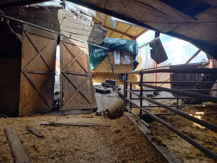 Le secteur agricole est particulièrement touché avec des bâtiments partiellement ou totalement effondrés.