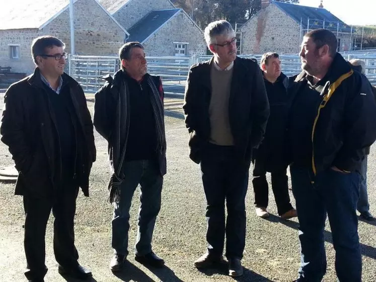 De gauche à droite : M. Morancais, président de la communauté de commune de Chénérailles, M. Robin, maire de Chénérailles, M. Jamot, vice-président de la FDSEA et président du GDA d'Ahun et M. Bunisset, président du marché au cadran d'Ussel.
