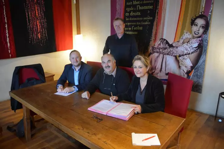 Assis, de gauche à droite, Nicolas Simonnet, vice-président du Conseil départemental en charge de l’agriculture, Philippe Monteil président du GDS Creuse, et Valérie Simonet, présidente du Conseil départemental de la Creuse. Debout : Didier Guérin, directeur de GDS Creuse.