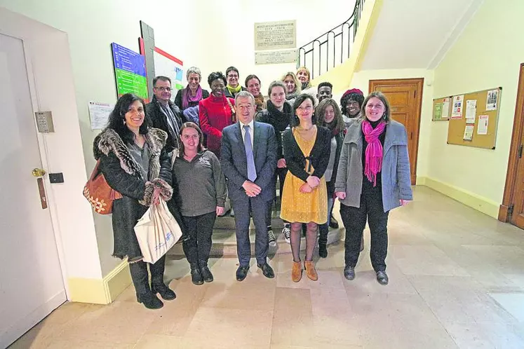 M. Andrieu entouré des participantes aux ateliers lors de la synthèse du 14 décembre.