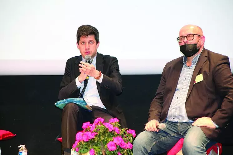 Julien Denormandie, ministre de l'Agriculture, et Bruno Dufayet, président de la Fédération nationale bovine.