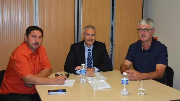 De gauche à droite : Pascal Lerousseau, président de la FDSEA, Olivier Maurel, secrétaire général de la préfecture de la Creuse, et Thierry Jamot, vice-président de la FDSEA.