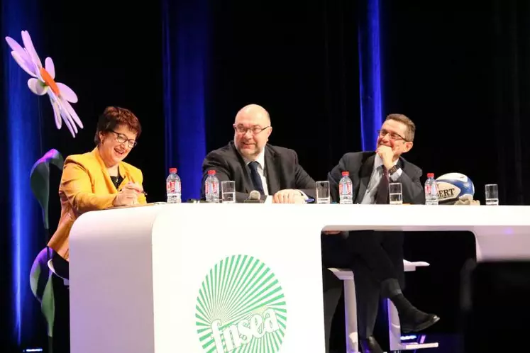 Christiane Lambert, présidente de la FNSEA, Stéphane Travert, ministre de l’Agriculture, et Jérôme Despey, secrétaire général de la FNSEA.