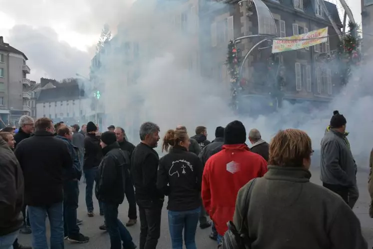 Lacrymogènes et fumigènes ont rapidement rempli la place Bonnyaud.