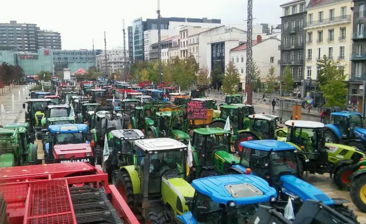 La place de Jaude à Clermont-Ferrand, noire de tracteurs.