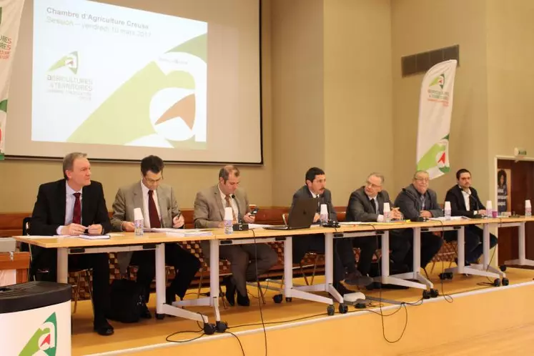 De gauche à droite : David Guermonprez, directeur départemental des finances publiques, Francis Haberstock, futur directeur de la Chambre d’Agriculture de la Creuse, Bernard Rebiere, directeur par intérim de la Chambre d’Agriculture de la Creuse, Pascal Lerousseau, président de la Chambre d’Agriculture de la Creuse, Philippe Chopin, préfet de la Creuse, Gérard Gaudin, 1er vice-président du Conseil départemental de la Creuse en charge du budget et de l’administration ...