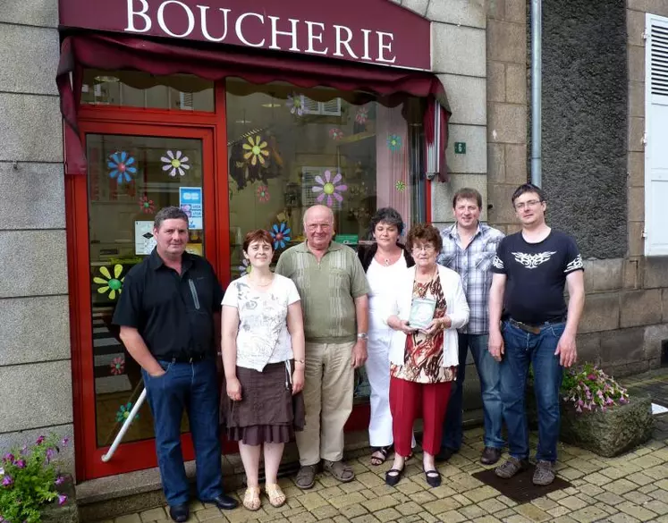 De gauche à droite : Philippe Chazette, président de CCBE et représentant des éleveurs au conseil d’administration d’Interbolim, Mme Lopes, bouchère, M. Ménager, lauréat, une salariée de la boucherie, Mme Ménager, lauréate, Nicolas Dubois, président du syndicat de la boucherie artisanale de la Creuse et administrateur d’Interbolim et M. Lopes, boucher.