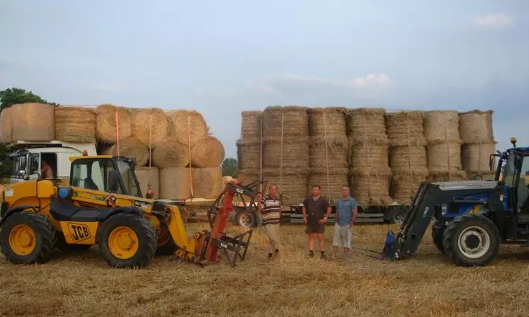 Le premier camion de l’opération Solidarité fourrage Hautes-Pyrénées gérée par C. Lechevallier de la FDSEA 87 est parti de chez P. Lamberty (à gauche) à Flavignac le jeudi 18 juillet.