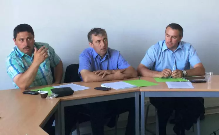 De gauche à droite : Pascal Lerousseau, président de la FDSEA de la Creuse, Patrick Bénézit, président de la FRSEA Massif central et Yannick Fialip, président de la section régionale laitière.