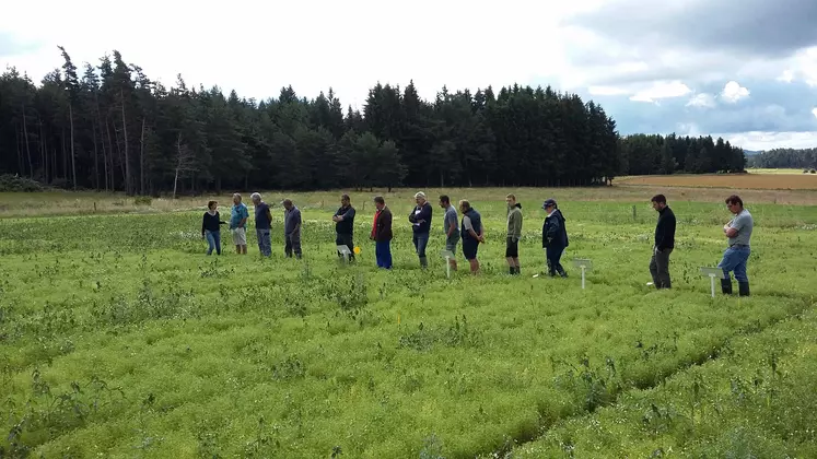 Visite de la plate-forme située à Bellevue-la-montagne au GAEC des Gouttes Bleues. 