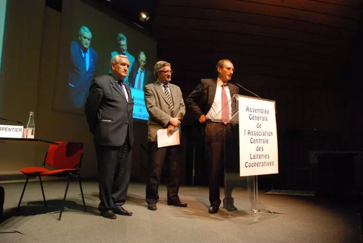 Alain Lebret, président du Glac (au centre) et Guy Maingret président d’Erial, (à droite), annoncent la fusion
des deux groupes laitiers en présence de Je-Pierre Raffarin, président de l’Association centrale des coopératives laitières de Charentes-Poitou.