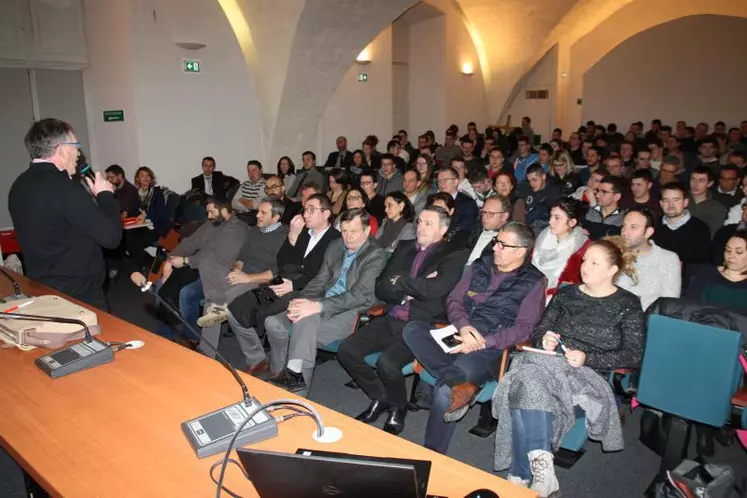 Le président Gilles Boyer a ouvert le café-conférence à la Maison de la Providence au Puy.