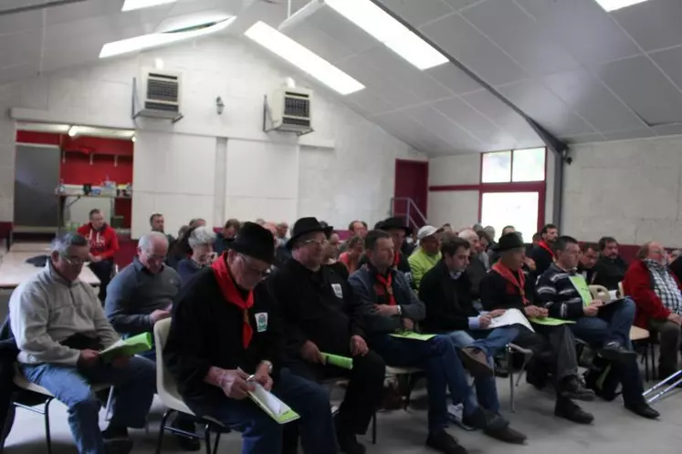 Les éleveurs de Fin Gras sont venus en nombre lundi 12 octobre à St Martial.