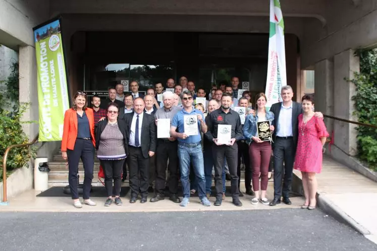 Tous les participants au salon de l’agriculture se sont rassemblés devant la Chambre d’agriculture avec leur trophée.