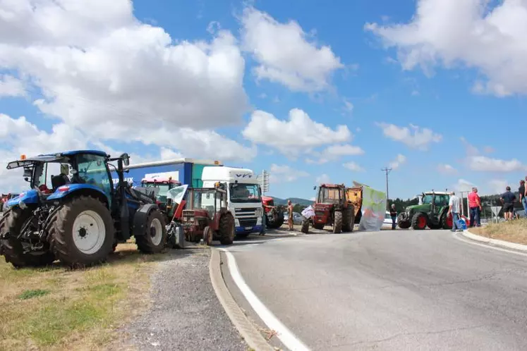 Déterminés et en colère, les agriculteurs ont bloqué les grands axes routiers du département.