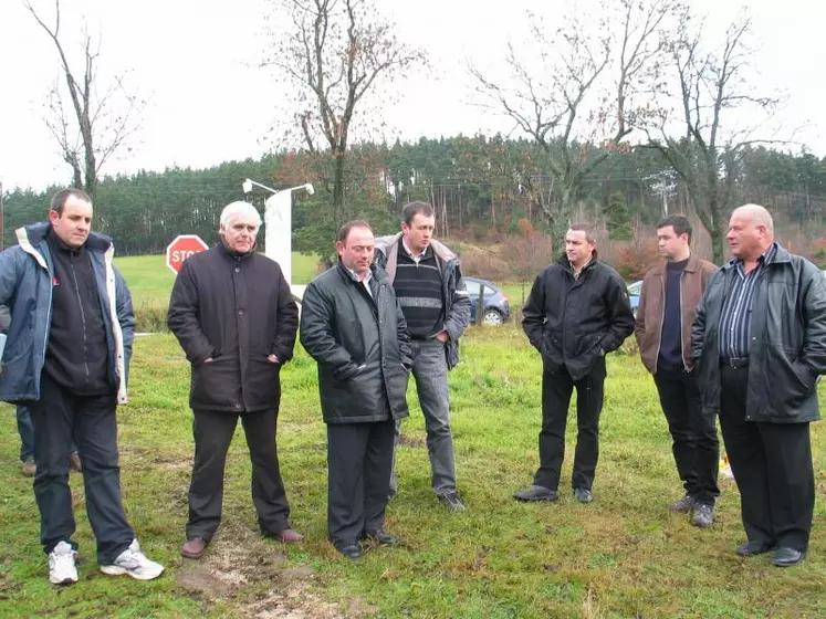 De gauche à droite : Fabien Anglade (JA 43), Serge Mouchet (conseiller général de Saugues); Laurent Duplomb (Ch. Agriculture 43), André Chevalier (FDSEA 48), Yannick Fialip (FDSEA 43), Mickaël Vacher (JA 43) et Gilbert Bros (Ch. Agriculture 43).