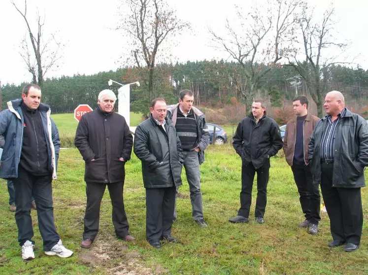 De gauche à droite : Fabien Anglade (JA 43), Serge Mouchet (conseiller général de Saugues); Laurent Duplomb (Ch. Agriculture 43), André Chevalier (FDSEA 48), Yannick Fialip (FDSEA 43), Mickaël Vacher (JA 43) et Gilbert Bros (Ch. Agriculture 43).