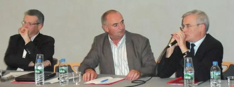 De gauche à droite : Thierry Pouch, économiste à l’assemblée permanente des Chambres d’agriculture, Gilbert Guignand, président de la Chambre régionale d'Agriculture d'Auvergne, Michel Dantin, député européen, membre de la Commission Agriculture et Développement rural du Parlement européen.
