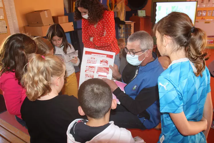 Maurice Imbert éleveur de porcs face aux enfants de l'école du Brignon