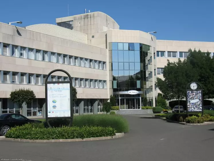 «Rien n’a été validé, rien ne doit être signé» : tel est le mot d’ordre du syndicalisme et des représentants des producteurs Lactalis.
(Notre photo, le siège social du Groupe à Laval)