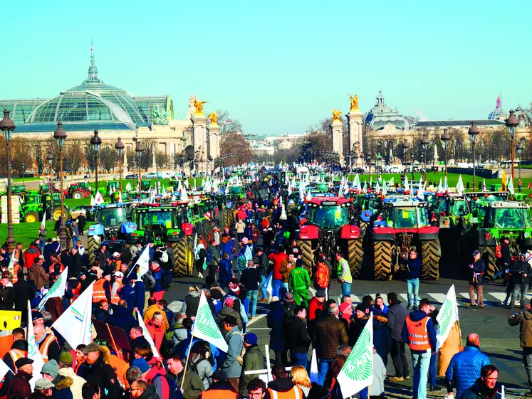 Ils étaient plus de 3 000 agriculteurs et agricultrices venus de plus de 30 départements, mercredi 8 février,  pour réclamer une plus grande liberté de produire.