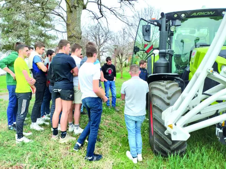 En classe, puis sur le terrain, les étudiants en BTS DGEA à Brioude-Bonnefont se sont plongés  dans les applications de l'agriculture de précision.