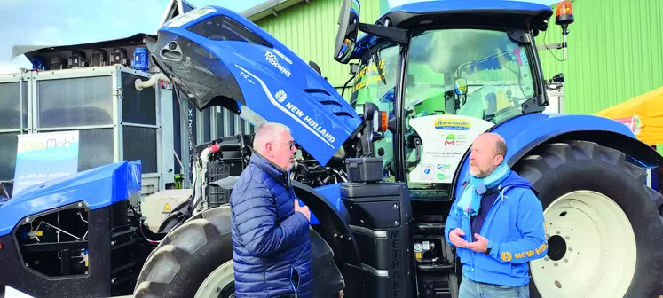 Des bonbonnes de gaz comprimé de 200 bars sont positionnées  dans une «excroissance» à l’avant du tracteur. 