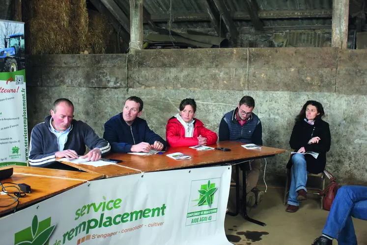 De gauche à droite :  Aymeric Soleilhac  président du Service de Remplacement, Fred Pélisse président de Aide Agri 43, Laurine Rousset présidente de l'ADGEA, Romain Merle, et  Sandrine Cottier, présidente de la CAMDA.