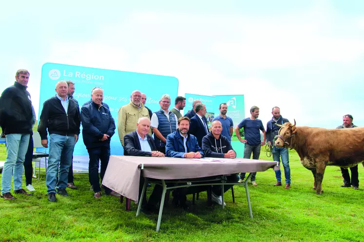 Signature officielle à 1 300 m d’altitude, en présence de nombreux conseillers régionaux, du Draaf, des syndicats agricoles, d’éleveurs (dont ceux engagés dans la démarche locale AVP qui engraissent des génisses croisées (comme celle présente sur la photo).  