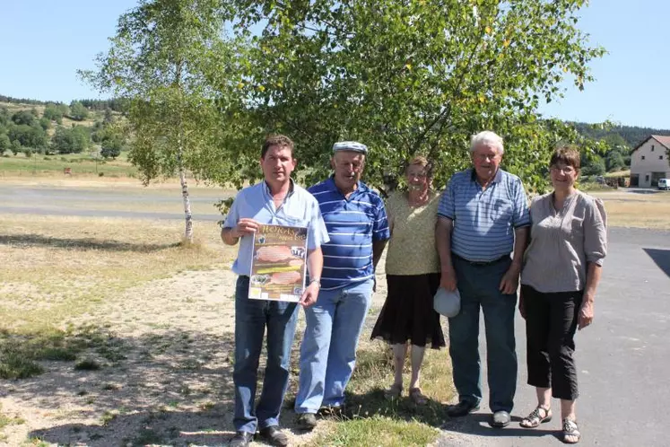 Aux côtés de M. Le Maire et son adjointe, les anciens se souviennent…