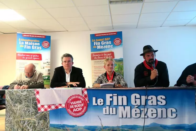 Bernard Bonnefoy, président de l'association du Fin gras du Mézenc et Roselyne Chapelle, présidente de l'association Maison du Fin gras étaient réunis à Saint-Eulalie le 23 octobre pour leurs assemblées générales, en présence du maire Joseph Peyronnet et du conseiller régional Jean-Claude Flory.