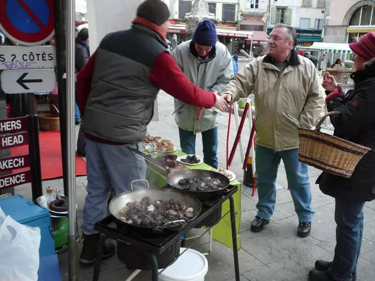 Une dégustation appréciée par les consommateurs venus faire leur marché au Plot.