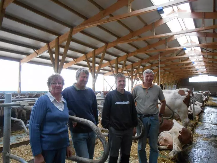 Les éleveurs du gaec des Rosiers dans leur bâtiment.