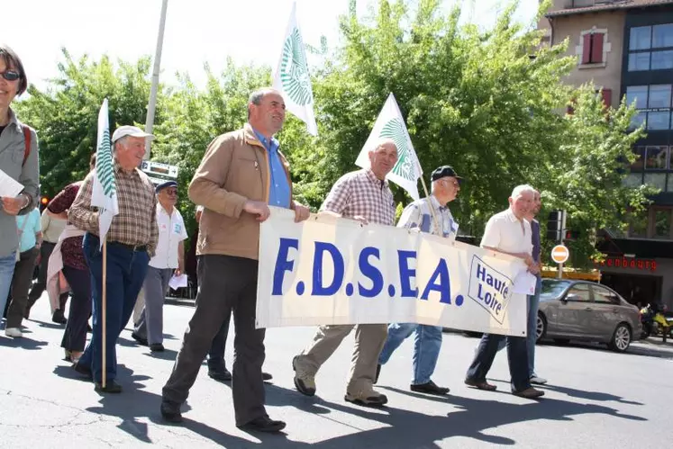 Au premier plan, portant la banderolle de la FNSEA, Gilbert Guignand, Jean Fayolle et Jean-Claude Chalencon.