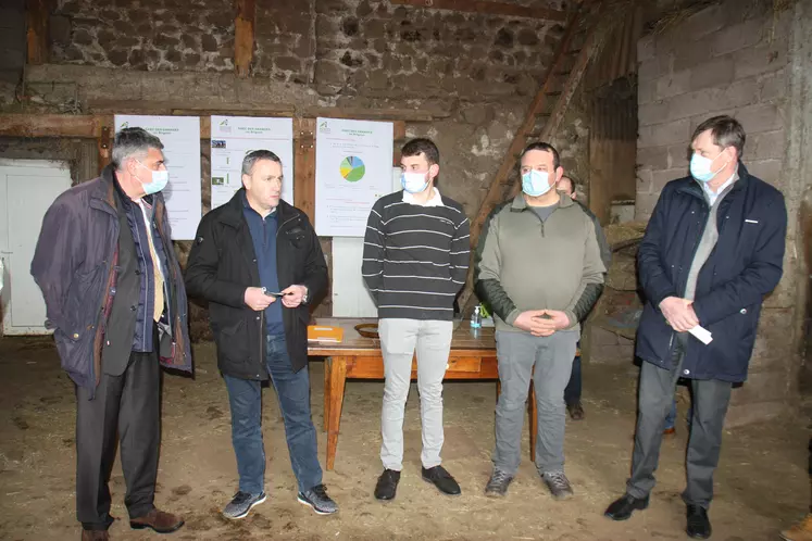 Les acteurs de la filière AOP Lentille Verte du Puy avec le Préfet sur le Gaec  des Granges au Brignon.