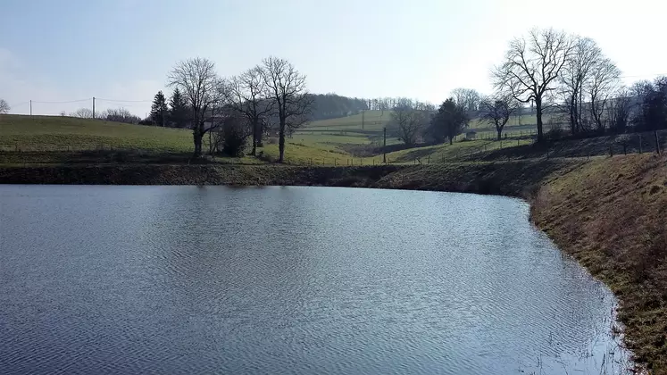 Une retenue collinaire a pour but de stocker les eaux de pluies l'hiver afin d’en disposer l'été pour l'irrigation des cultures.