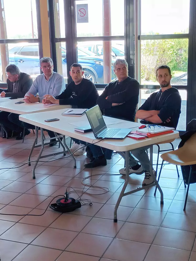 De gauche à droite : Jean-Pierre Chaput DDT, Jean-Pierre Vigier Député, Medhi Viallet animateur APIV,  Claude Font président de la FDSEA et de la FDO, Clément Lebrat président de l'APIV.