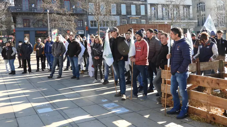 Le 26 janvier dernier, à l'appel de la FRSEA Auvergne Rhône-Alpes, la mobilisation s'est organisée à  Clermont-Ferrand en soutien aux producteurs de Coopal dont les contrats de productions sont bafoués  par leur opérateur SLVA, filiale de Terra Lacta.