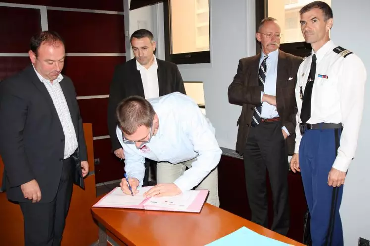 Laurent Duplomb, Anthony Fayolle (JA), Yannick Fialip (FDSEA), le Préfet Denis Labbé et le lieutenant-Colonel patoux en pleine signature.