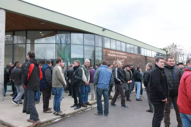 L’assemblée générale a été écourtée… Tous les producteurs ont quitté la salle.