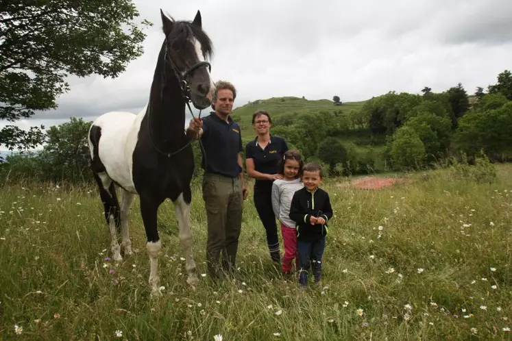 Sylvain Avond et Nathalie Defay avec leurs enfants et leur étalon Artémis.