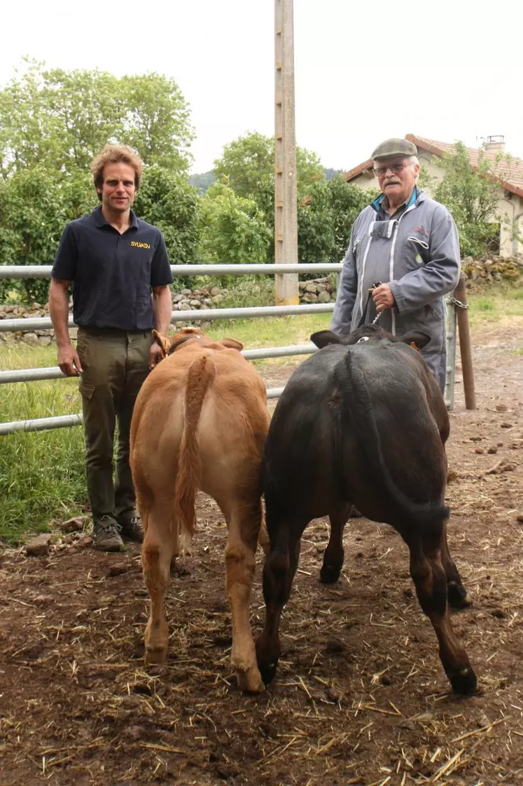 Sylvain et son père Marcel avec deux bons veaux qu’ils vont garder pour l’élevage.
