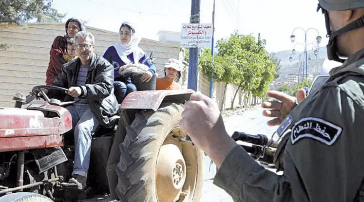 Des observateurs de l'ONU visitent la ville de Madaya, en Syrie, le 6 mai 2012. Près de quatre ans après, ses habitants assiégés par l'armée du régime souffrent de la faim.