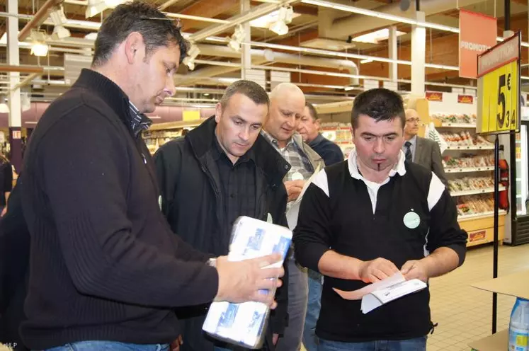 Les représentants syndicaux et les éleveurs ont estampillé les produits laitiers de la grande surface et relevé les prix de vente.