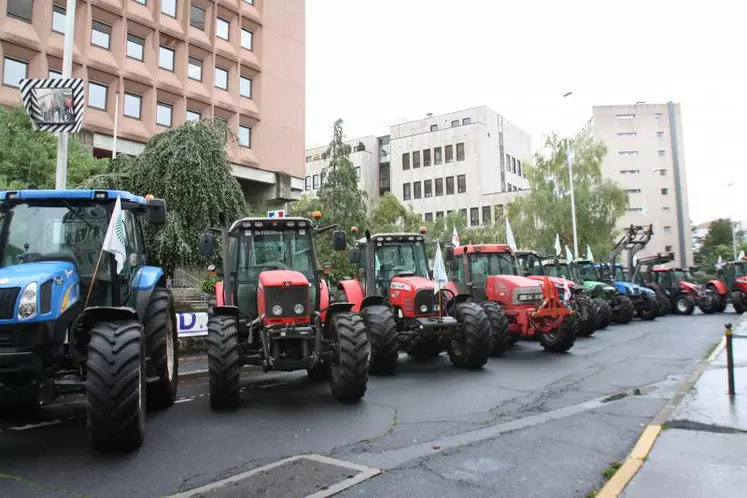 Pour terminer l’opération, les tracteurs ont été garés en épis devant la DDT.