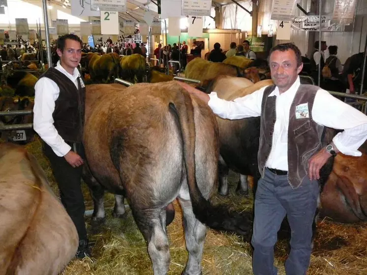 Daniel et son fils et nouvel associé Anthony Cussac devant leur champion Babord, jeune taureau au format très équilibré et complet.