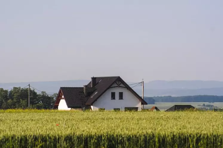 La FNSEA regrette que le texte impose des distances sans laisser le choix à l’agriculteur du dispositif de protection à mettre en place.