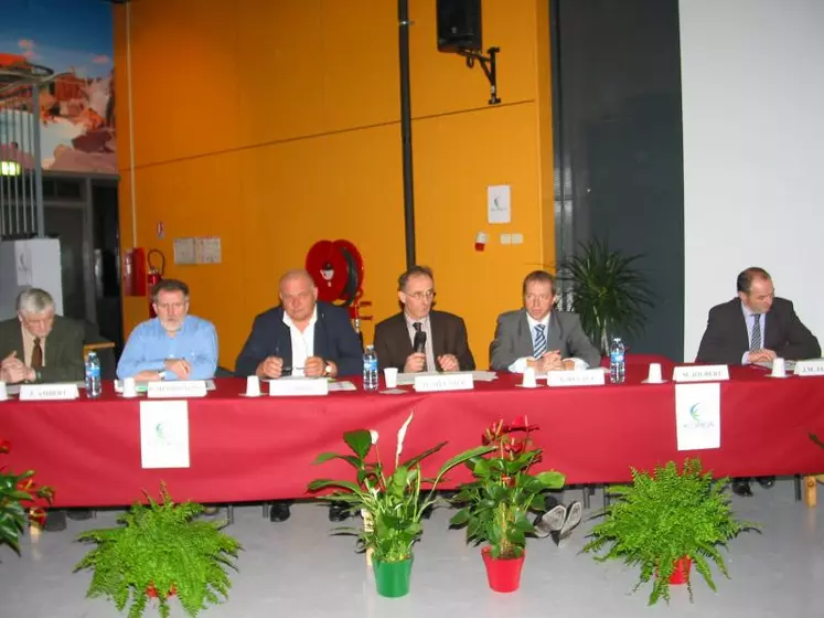 De gauche à droite : Pierre Ambert, vice-président, Bernard Meyronneinc, DDAF, Gilbert Bros, pdt Chambre d’Agriculture, Henri Meunier, président Euréa Coop, Bertrand Relave, directeur général et Jean-Michel Javelle, vice-pdt.