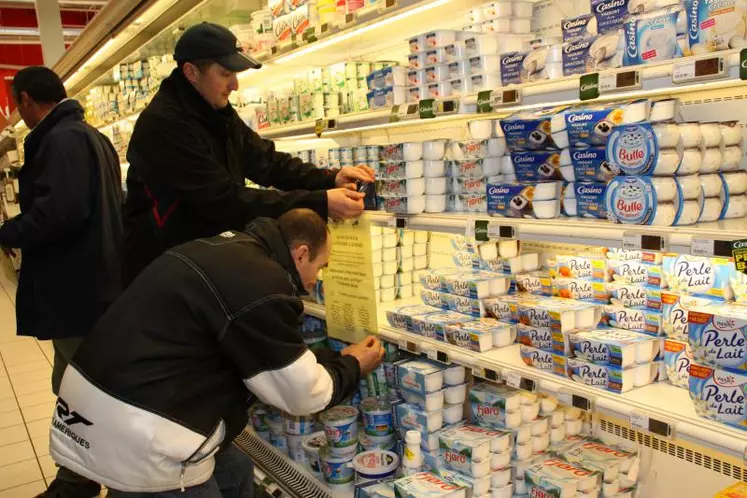 Avec l’accord du directeur du magasin Géant de Vals-prés-le Puy, un petit groupe d’éleveurs a pu constater
le déréférencement de certains produits et a collé des affiches appelant les consommateurs au boycott.